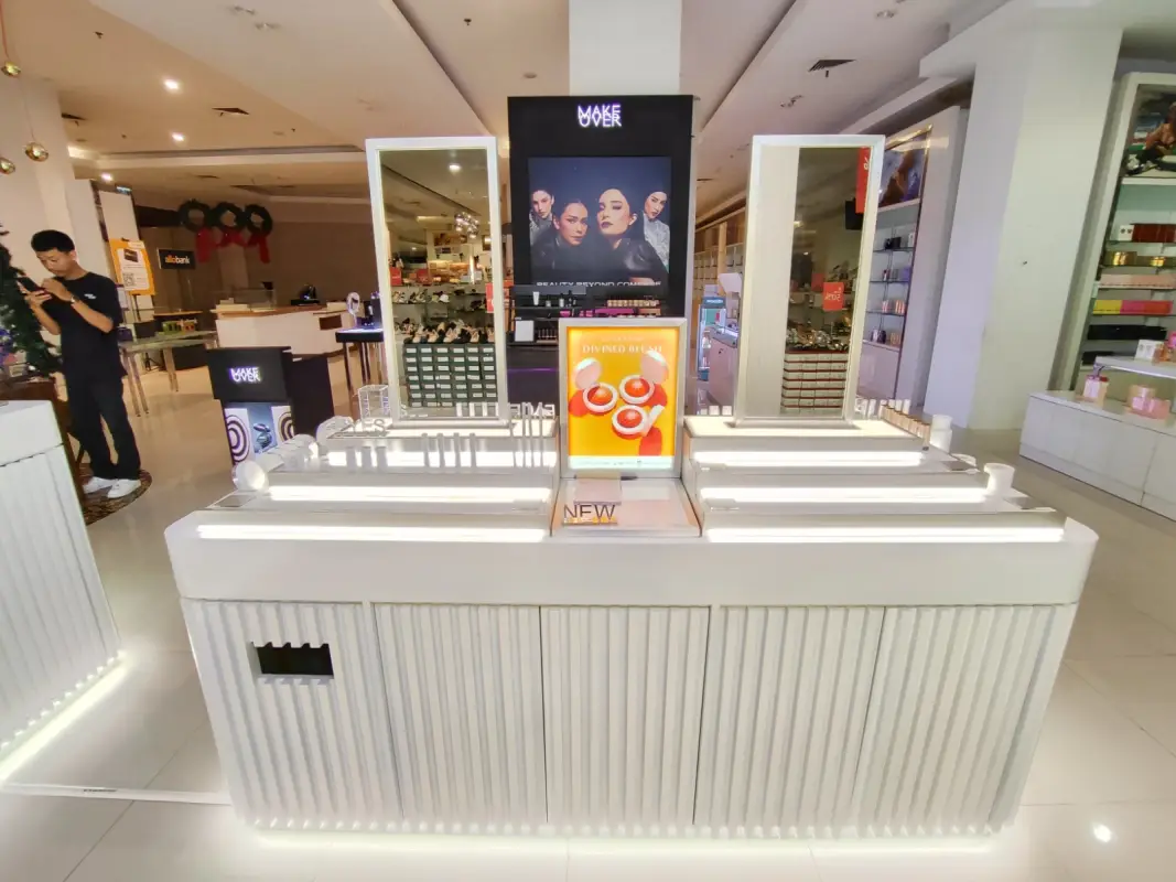 BOOTH BUTTONSCARVES BEAUTY - Project Gallery Image